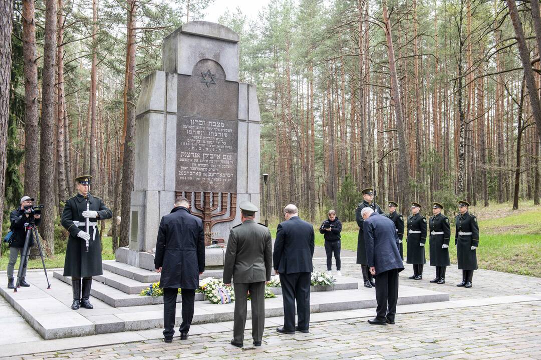 Seimo pirmininkė pagerbė Antrojo pasaulinio karo aukas, už laisvę kovojančią Ukrainą