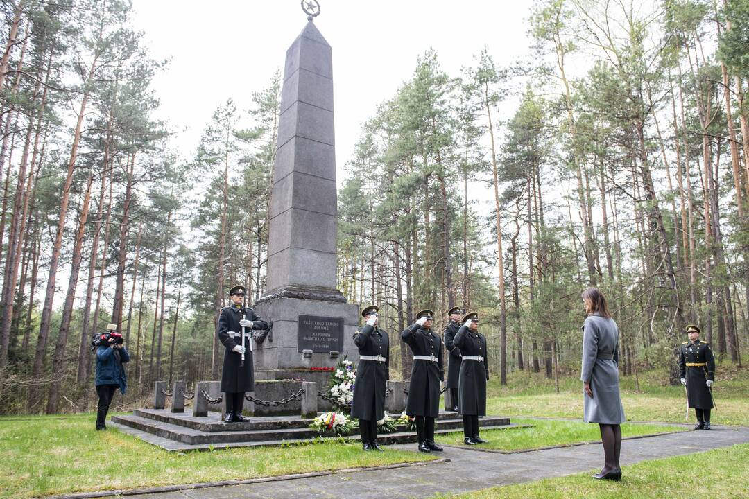 Seimo pirmininkė pagerbė Antrojo pasaulinio karo aukas, už laisvę kovojančią Ukrainą