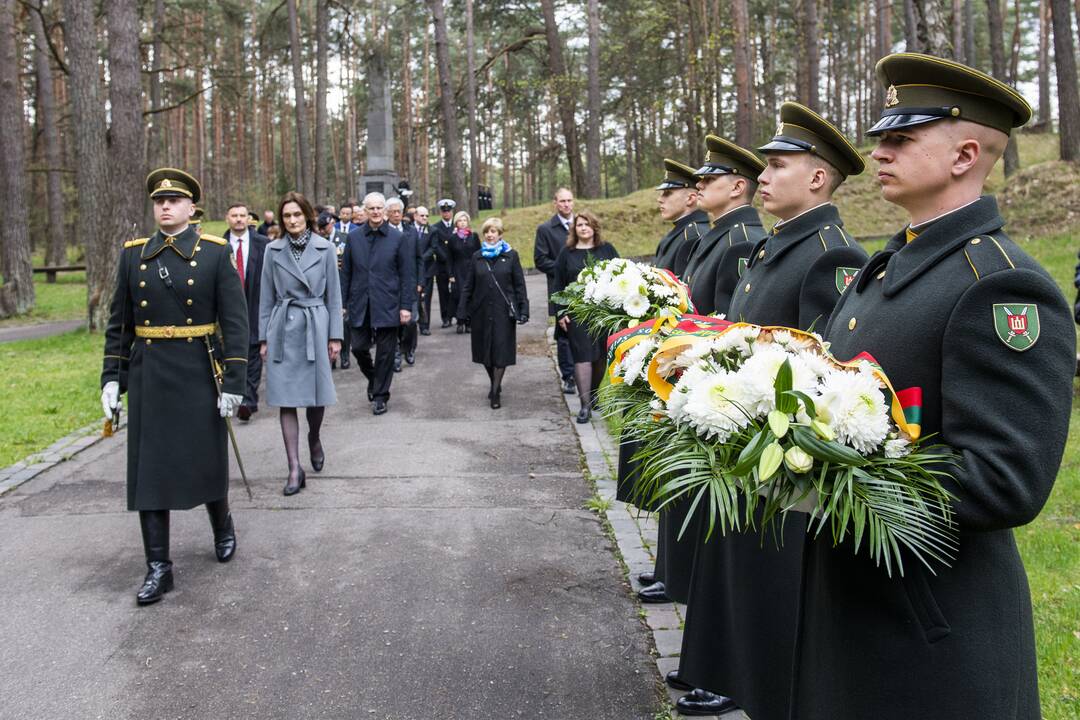 Seimo pirmininkė pagerbė Antrojo pasaulinio karo aukas, už laisvę kovojančią Ukrainą