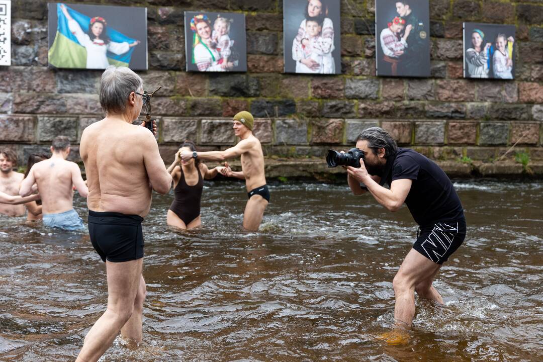 Apeiginės maudynės „Šaltos undinės karštame vandenyje“