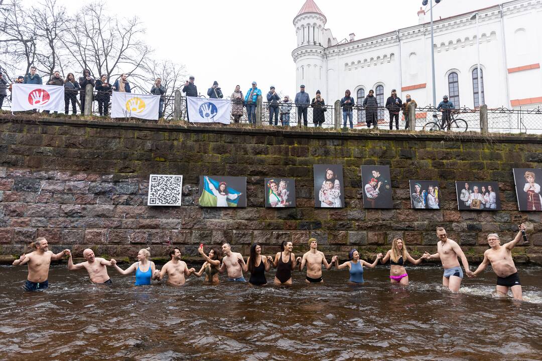 Apeiginės maudynės „Šaltos undinės karštame vandenyje“