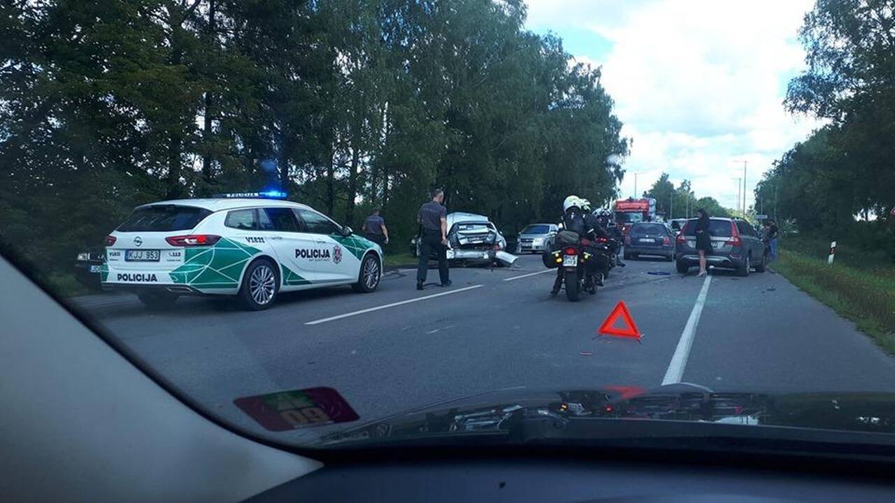 Vilniuje susidūrė keturi automobiliai: nukentėjo nėščia moteris ir paauglė