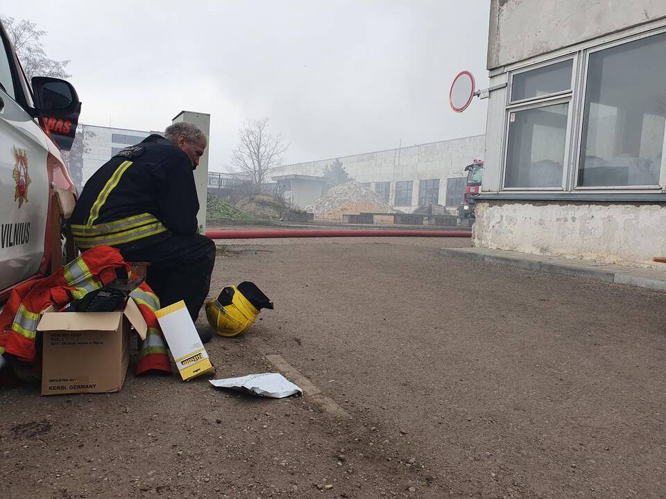 Milžiniškas gamyklos gaisras Alytuje