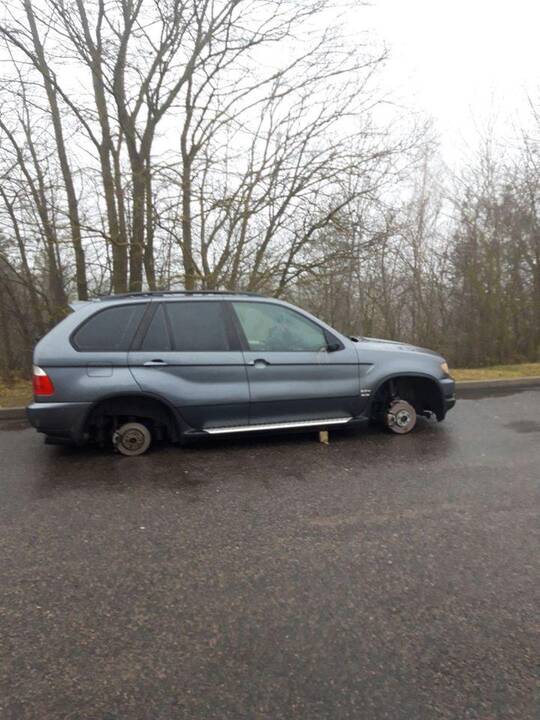 Internautus nustebino be ratų paliktas automobilis