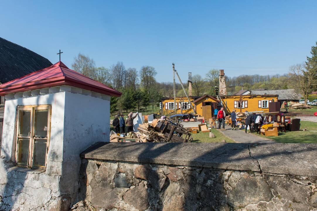 Tauragės rajone sudegė klebonijos pastato stogas