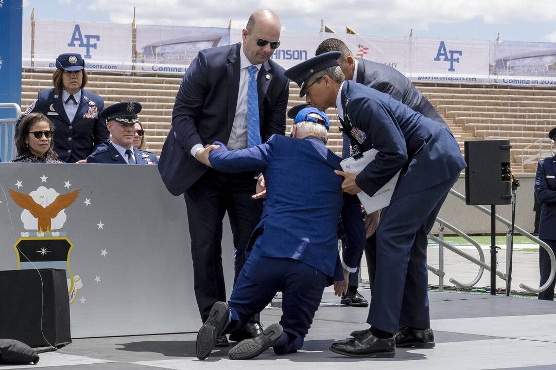 Joe Bidenas (viduryje)