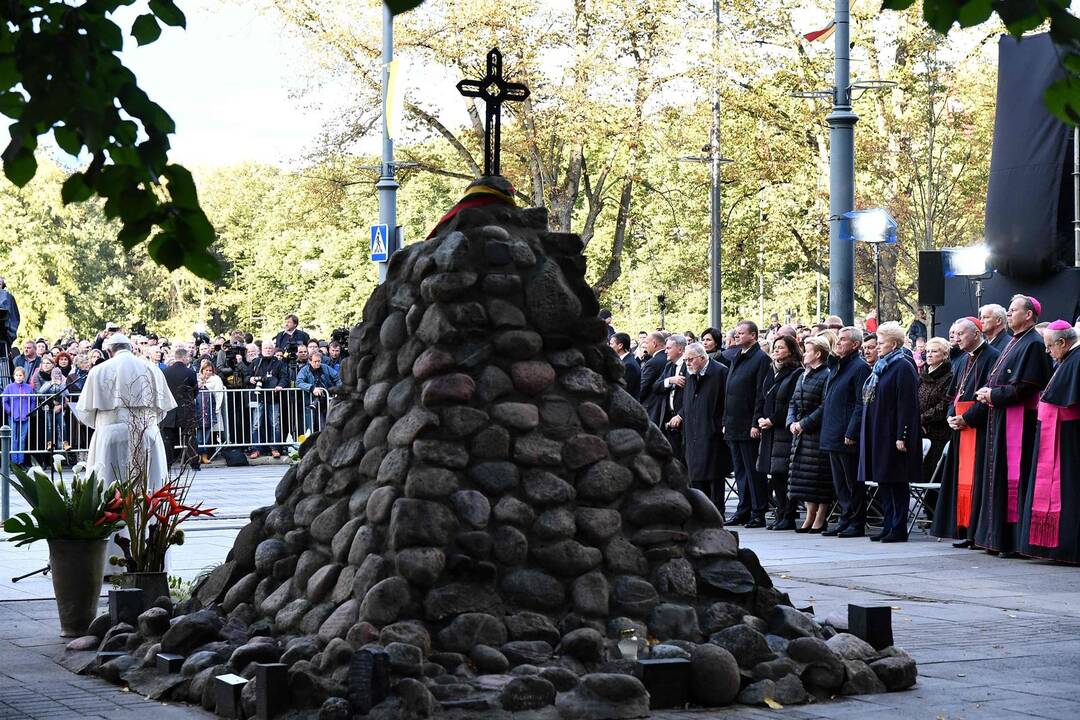 Popiežius Vilniuje pagerbė nacių ir sovietų aukas