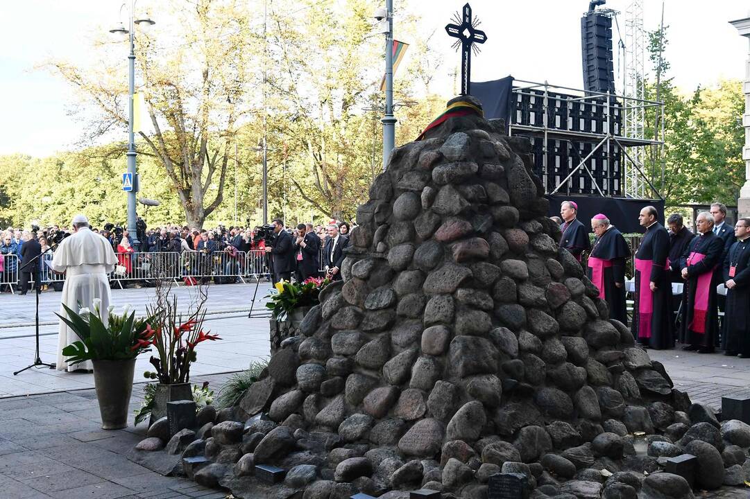 Popiežius Vilniuje pagerbė nacių ir sovietų aukas