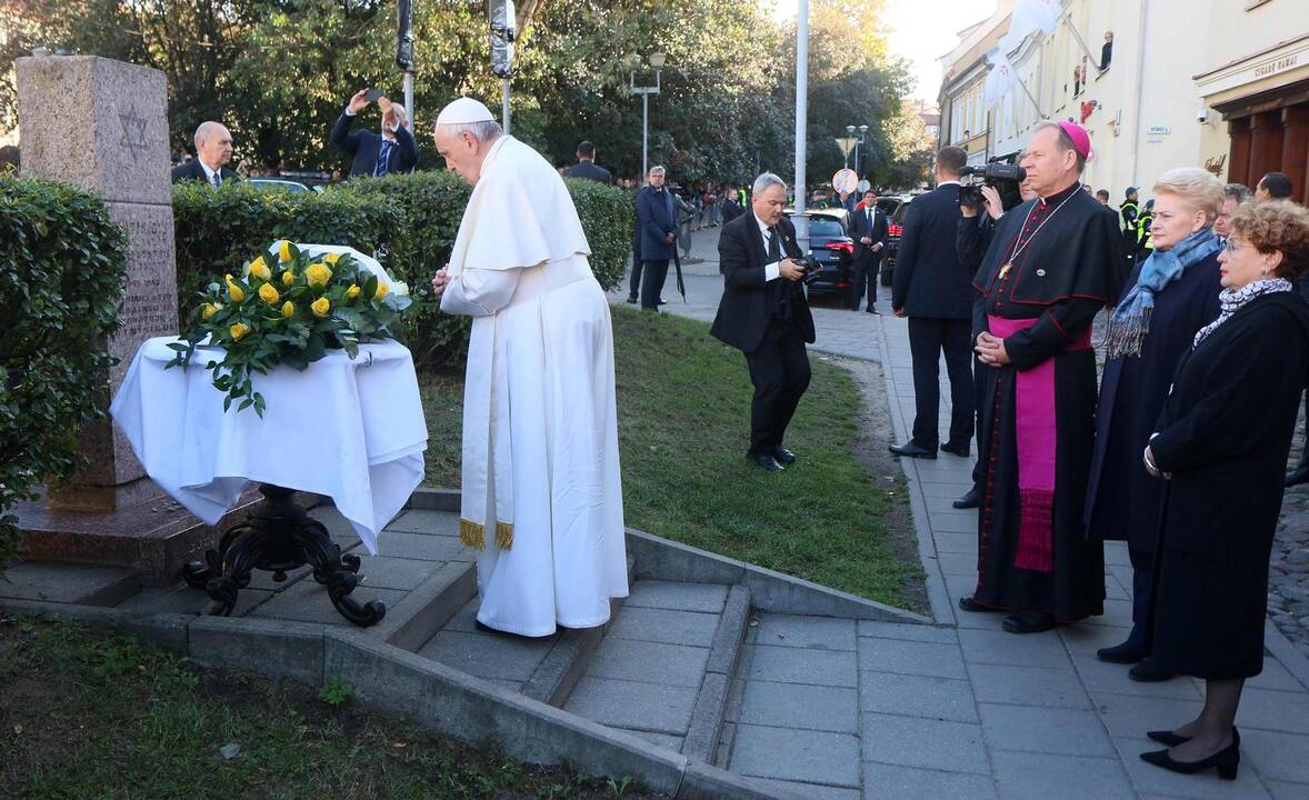 Popiežius Vilniuje pagerbė nacių ir sovietų aukas