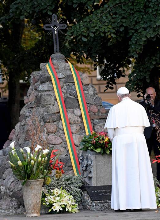 Popiežius Vilniuje pagerbė nacių ir sovietų aukas