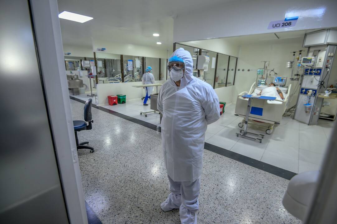 Pasaulyje COVID-19 aukų skaičius perkopė 453 tūkst., užsikrėtusiųjų – 8,4 mln.