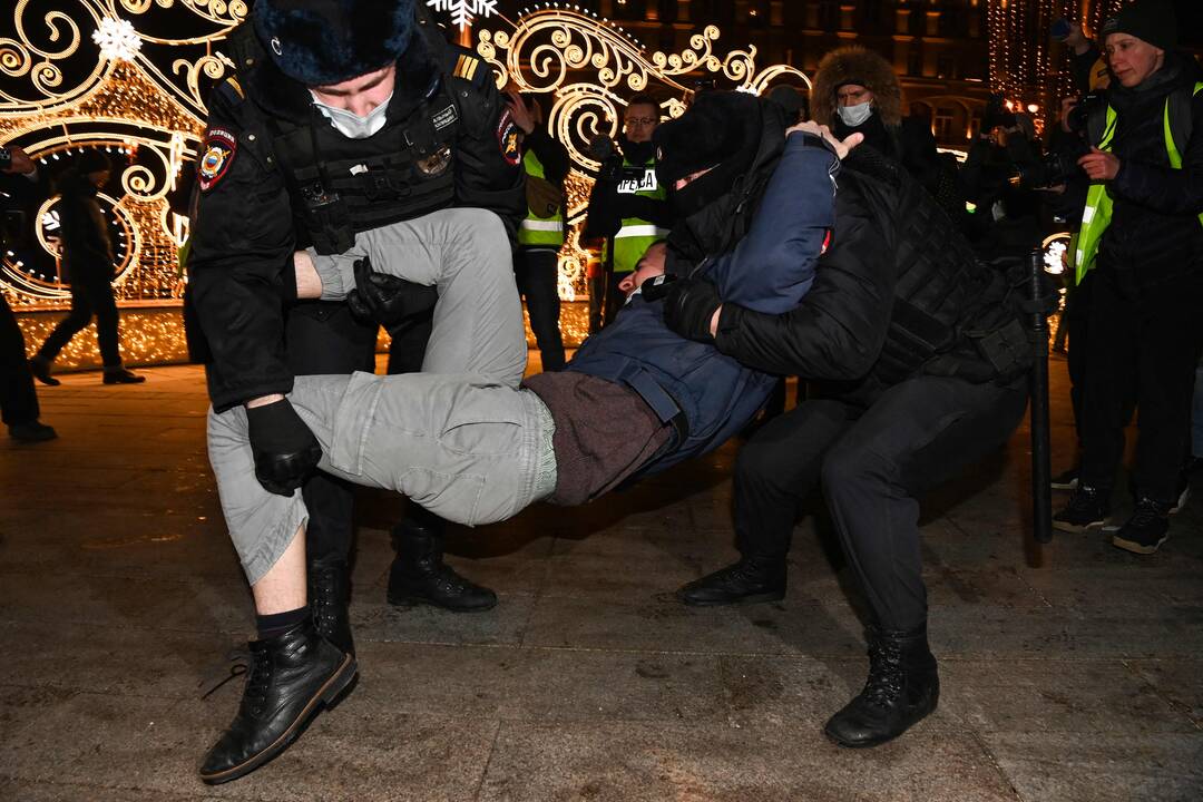 Rusijoje per karo priešininkų protestus sulaikyta daugybė žmonių
