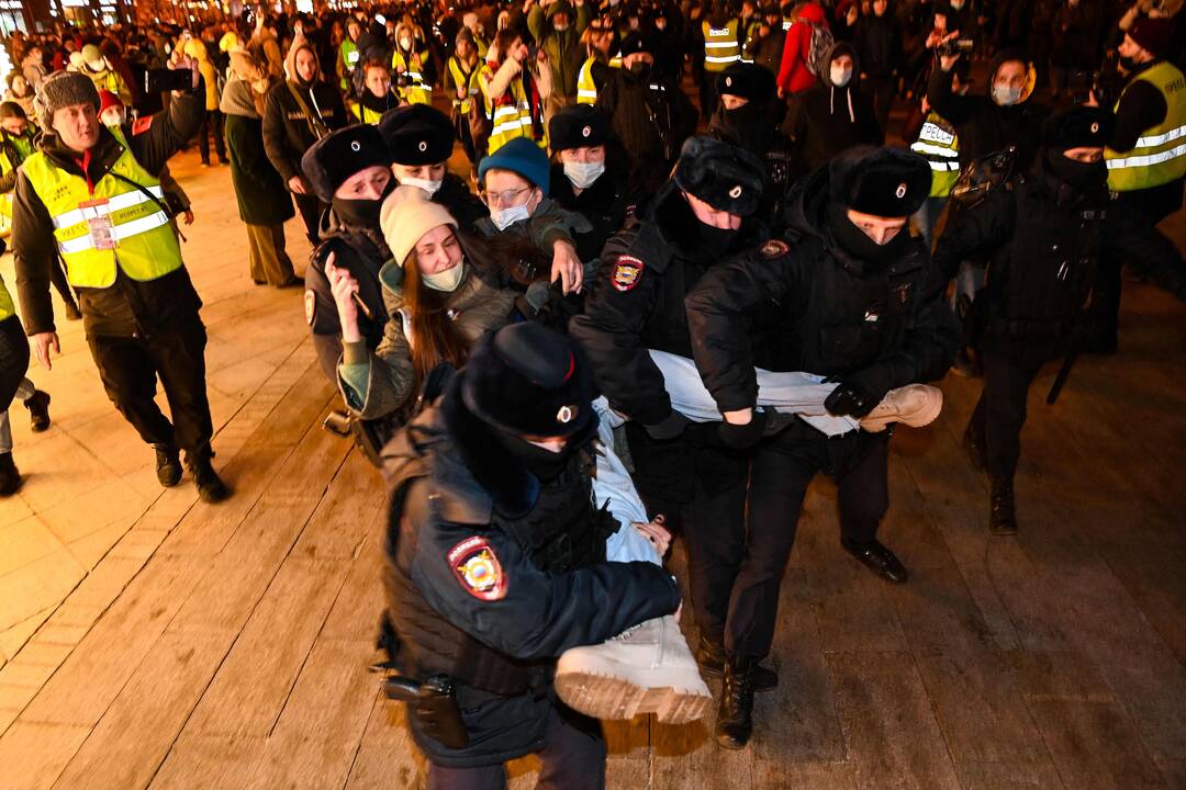 Rusijoje per karo priešininkų protestus sulaikyta daugybė žmonių