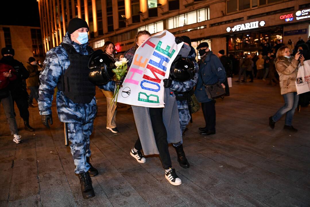 Rusijoje per karo priešininkų protestus sulaikyta daugybė žmonių