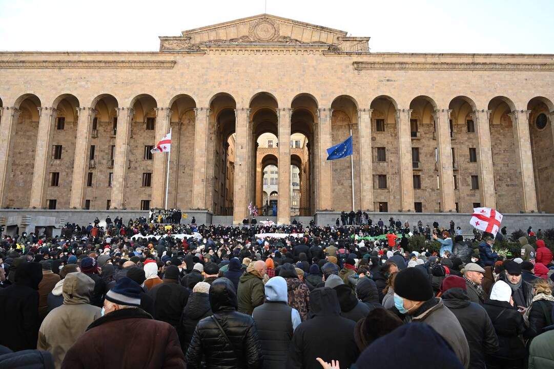 Sakartvele protestuoja tūkstančiai žmonių