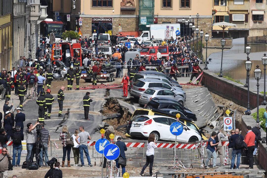 Florencijos senamiestyje atsivėrė milžiniška smegduobė 