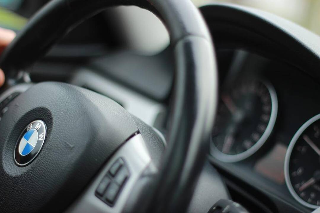 BMW rėžėsi į prie parduotuvės stovintį „Opel“, kuriame buvo motina su dukra