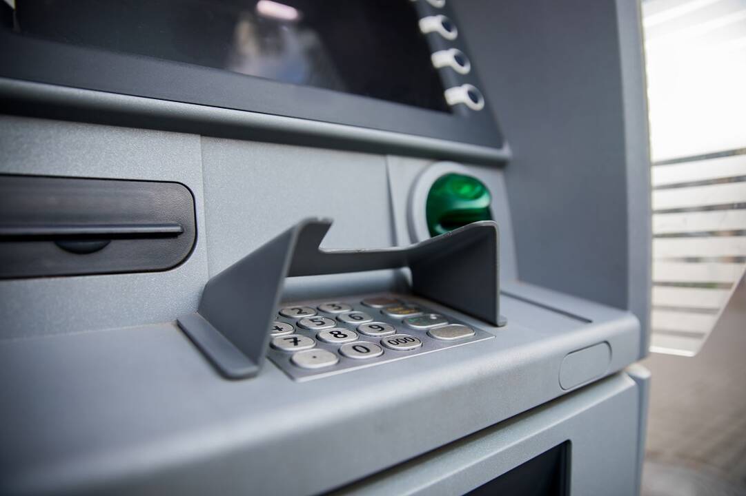 Šiaulių pareigūnai tiria, kaip bankomate atsidūrė padirbti eurai