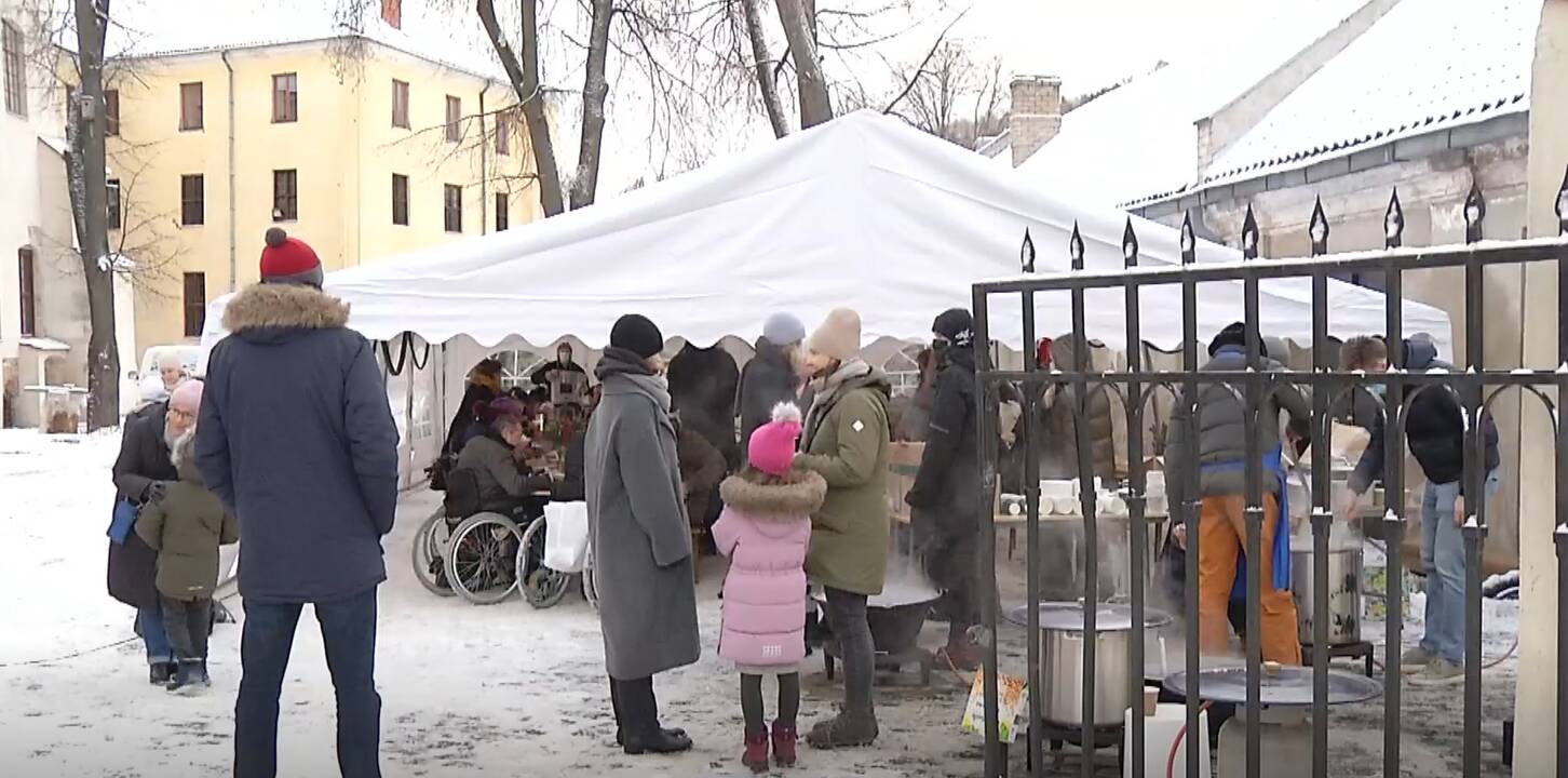 Bernardinų parapijos kiemelyje – šventiniai pietūs stokojantiems