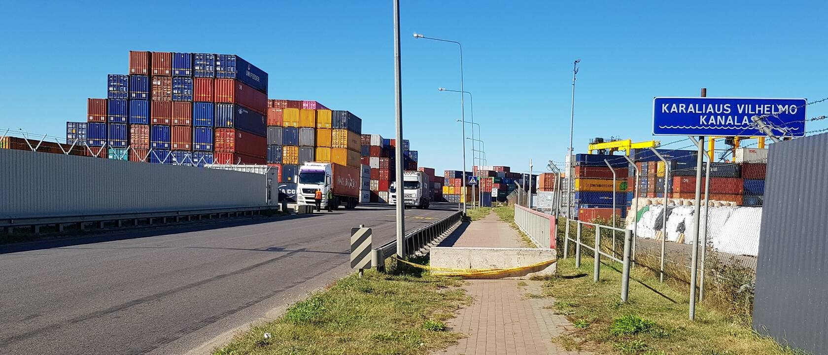 Bumas: už Karaliaus Vilhelmo kanalo link Klaipėdos konteinerių terminalo jau prasideda tuščių konteinerių stirtos.