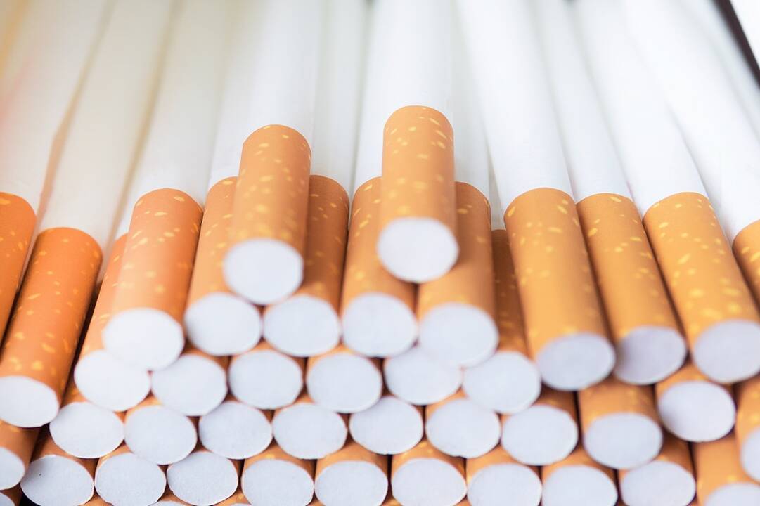 Marijampolietis kaltinamas kontrabandinių cigarečių ir naminės degtinės laikymu