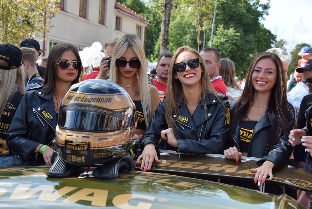 „Aurum 1006 km lenktynių“ automobilių parado akimirkos