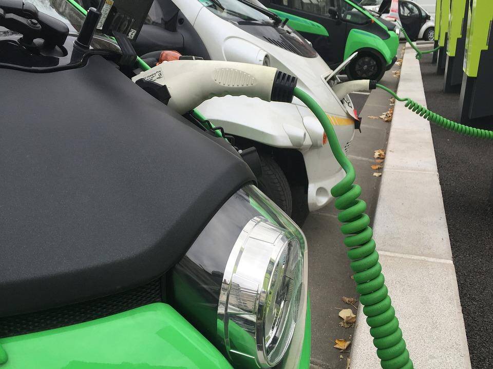 „Swedbank“ vairuotojus skatins pirkti aplinkai draugiškus automobilius