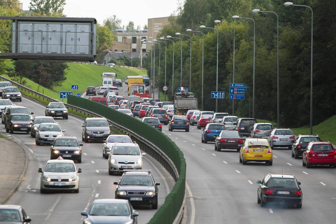 Lietuvoje parduodama vis daugiau automobilių