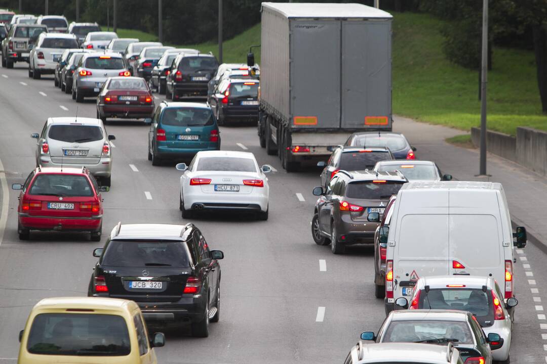 Latviai bijo taršių automobilių antplūdžio iš Lietuvos