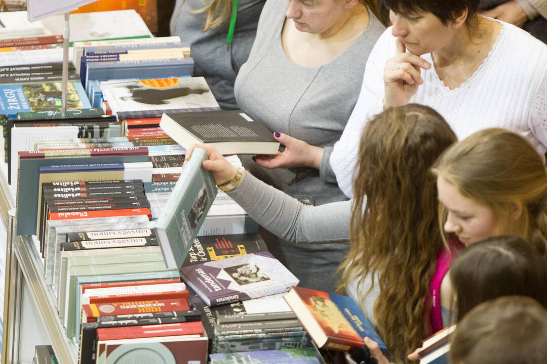 Žmonės iš naujo atranda skaitymo vertę, bet knygų pardavimai traukiasi