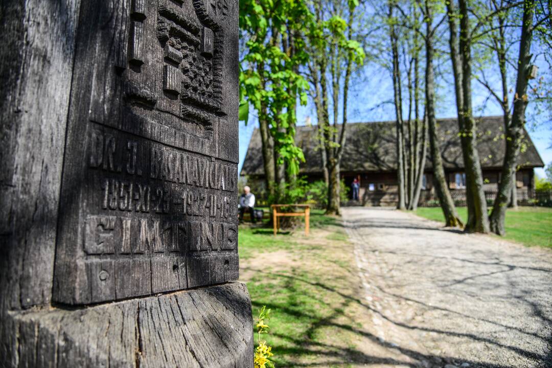 Kultūros paminklais siūlo skelbti signatarų sodybų vietas, karių kapus