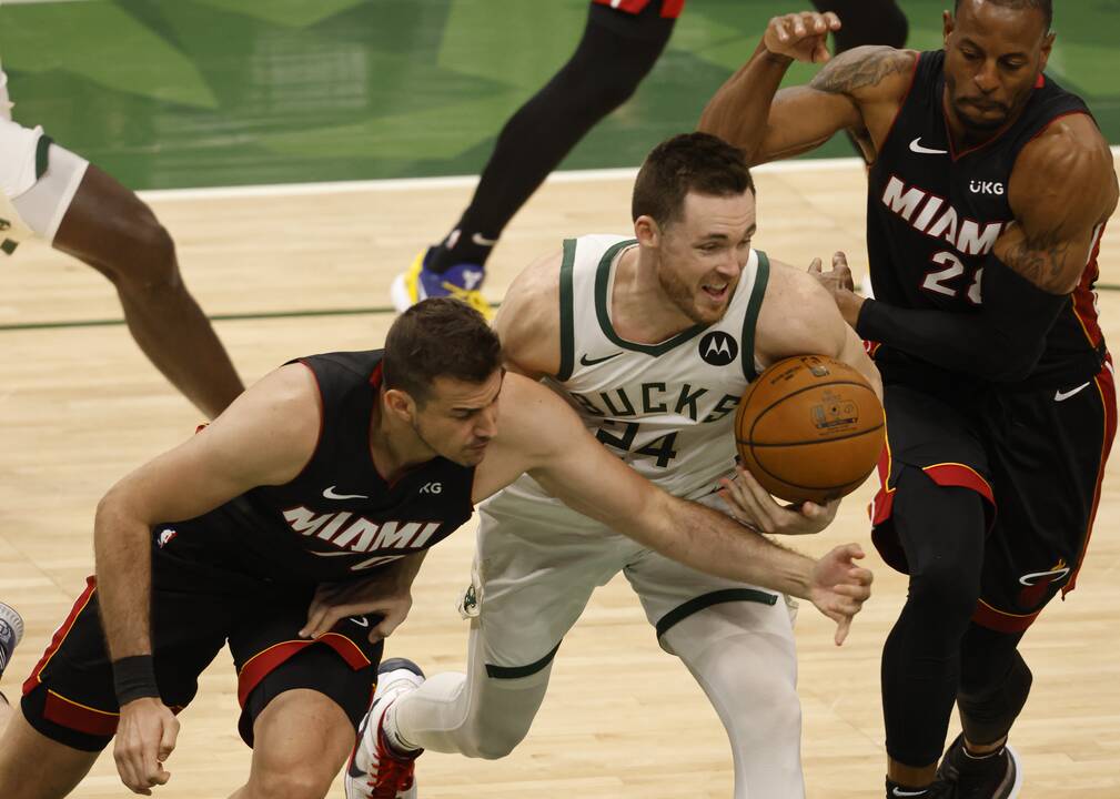 Antras žingsnis: „Bucks“ tritaškiais užliejo NBA vicečempionus