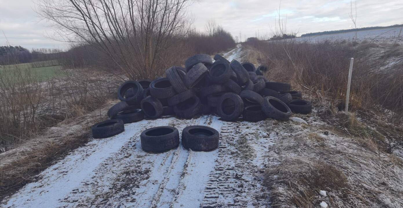 Gėdinga: štai tokį vaizdą išvydę gyventojai liko šokiruoti – kažkas niekšiškai išpylė padangas tiesiai ant kelio.
