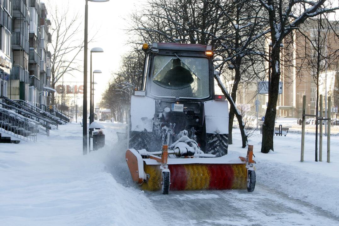 Viltis: viliamasi, kad sniegu nuklotos gatvės pagaliau bus valomos laiku.