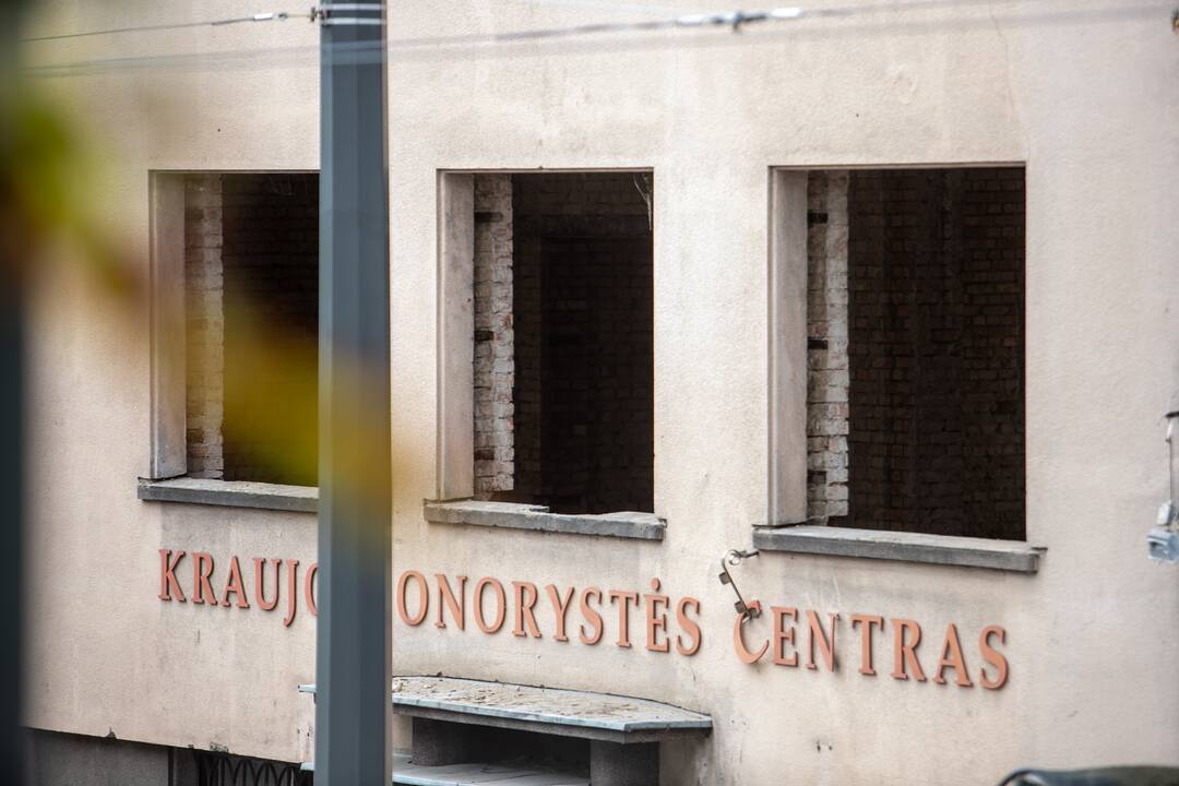 Darbai: šiuo metu I.Kanto g. 15-ajame pastate keičiami langai, įrengti stoglangiai.