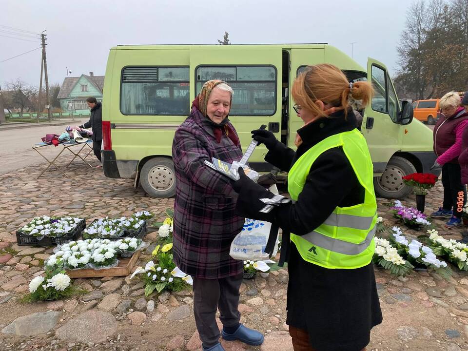 Akcija: asociacija „Kražių bendruomenė“ per saugaus eismo renginį „Būk matomas!“ dalijo atšvaitus ir priminė, kaip juos taisyklingai nešioti.