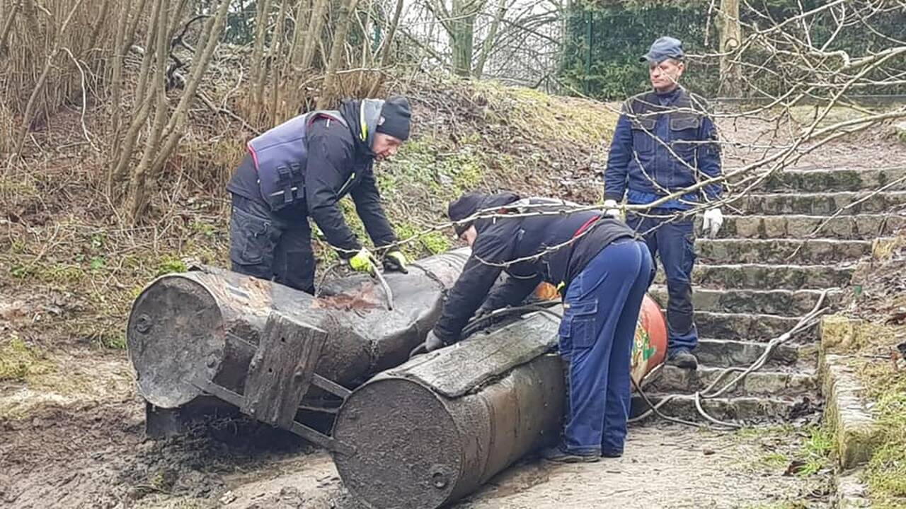 Operacija: savadarbį plaustą iš metalinių statinių gelbėtojams teko traukti traktoriumi.