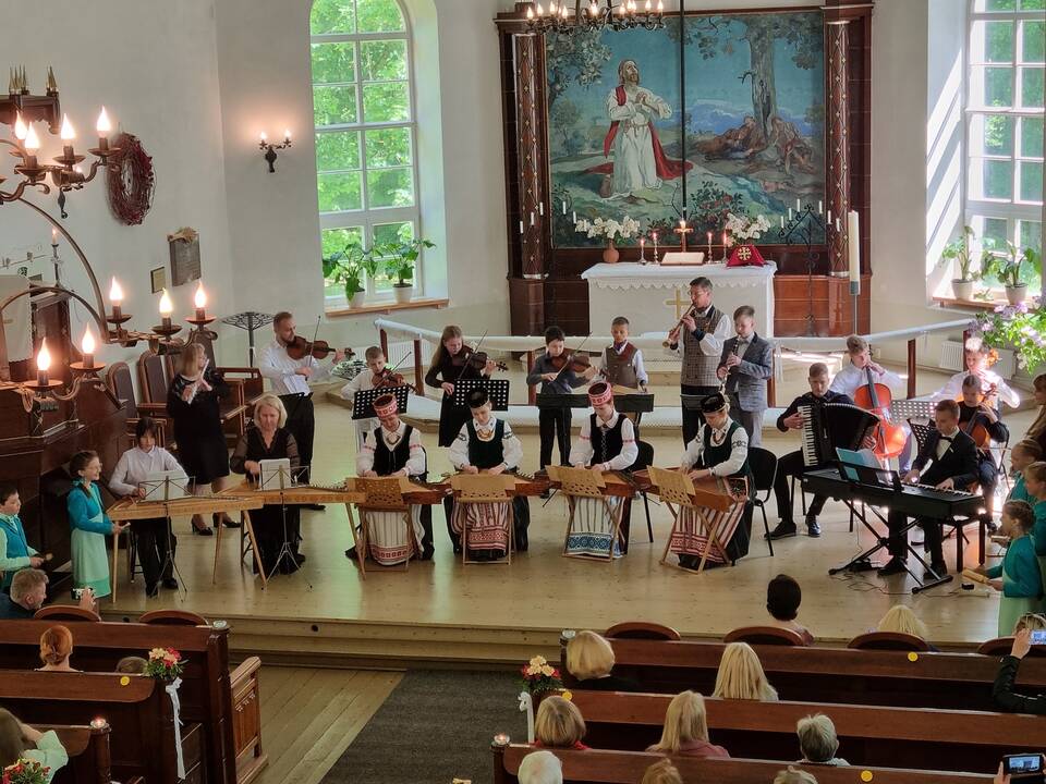 Išvyka: Klaipėdos jaunuosius dailininkus ir muzikantus Lielvardėje, Latvijoje, subūrė "Menų krantai 2022".
