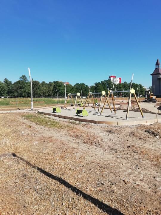 Įrengė: Sakurų parke jau baigiami formuoti takeliai, pastatytos sūpynės vaikams.