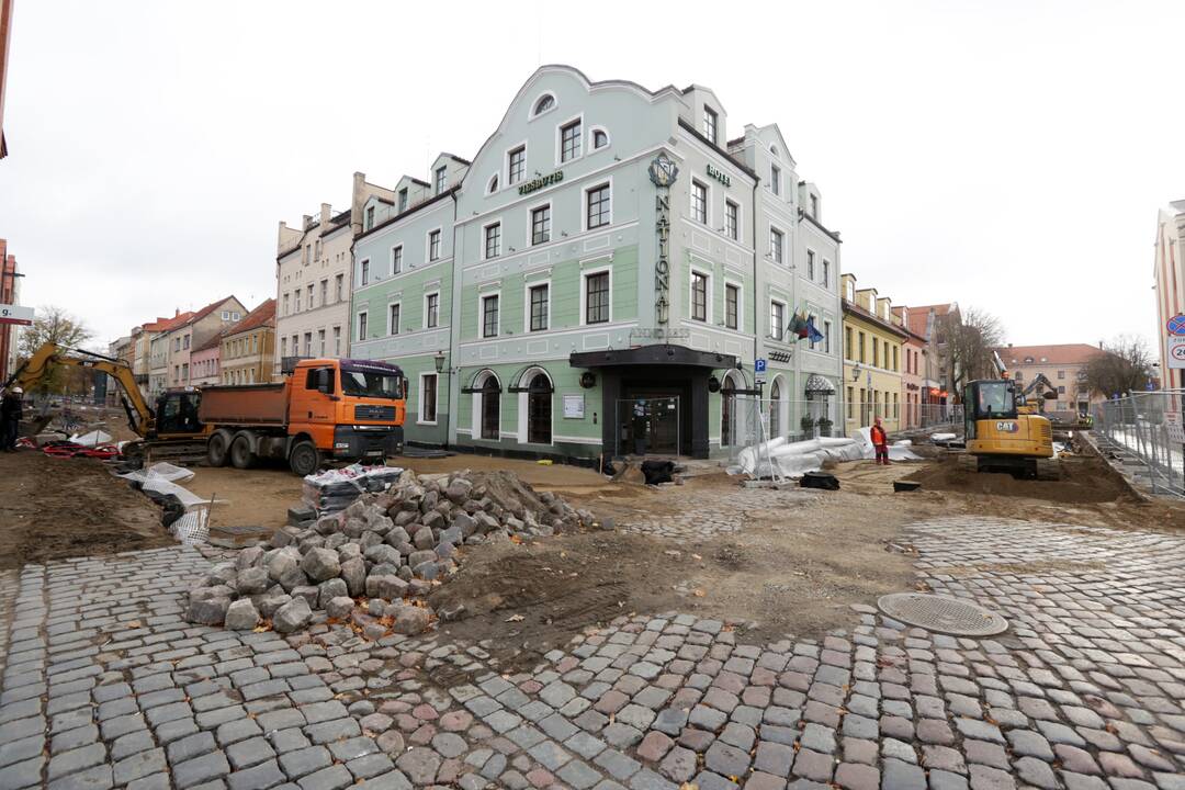 Eismas: ėmus remontuoti Teatro gatvę, vietiniai gyventojai ėmė skųstis, kad sunku Sukilėlių gatve išvažiuoti iš senamiesčio, nes ten šiuo metu neveikia šviesoforas.