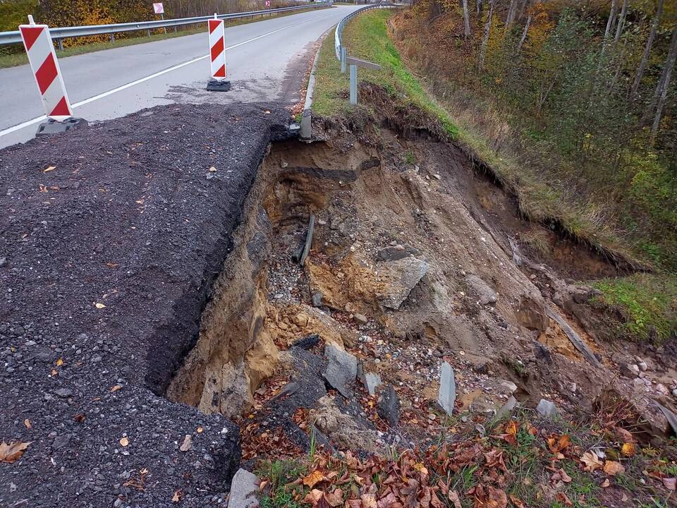 Remontuoja: kelyje į Veiviržėnus esanti įgriuva jau tvarkoma, netrukus bus suremontuota ir asfalto danga.