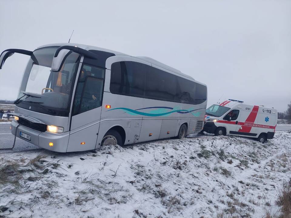 Ledas: slidžią it stiklas kelio dangą pirmadienio rytą išmėgino ne tik įstrigę medikai ir autobuso vairuotojas, visame pajūryje būta itin pavojingų sąlygų.