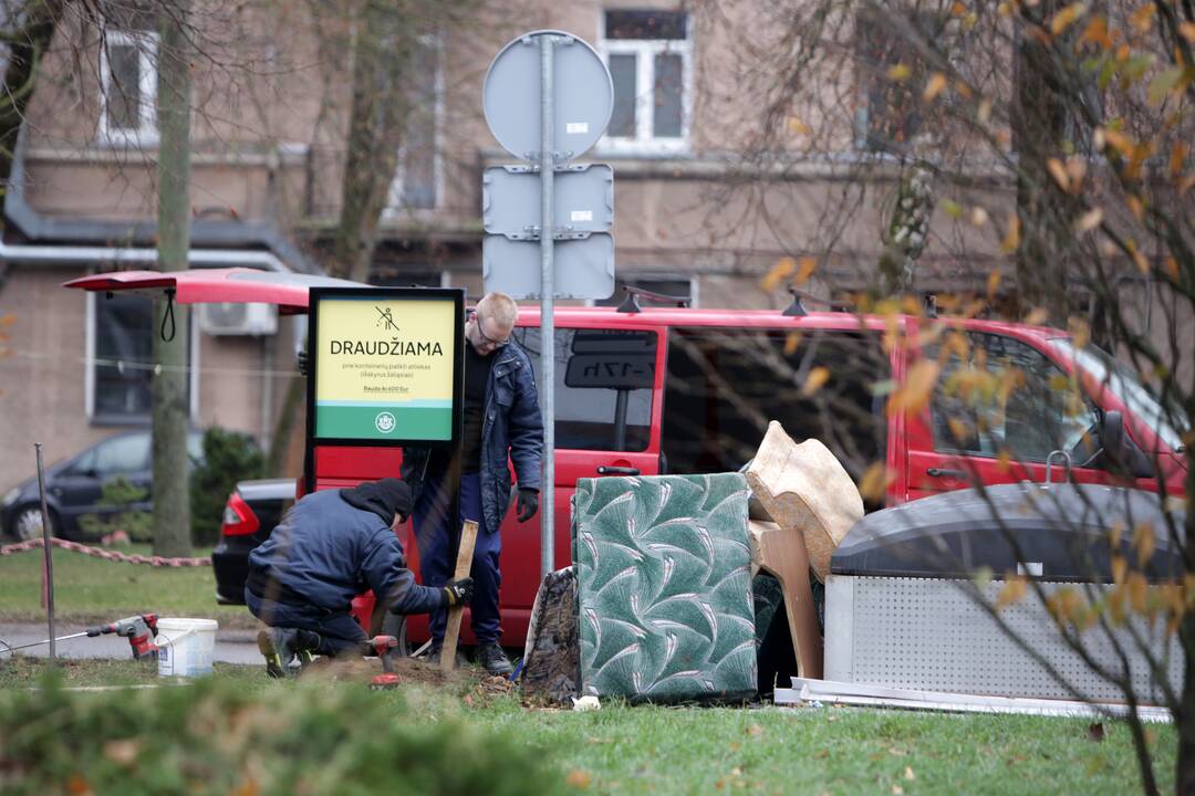 Klaipėdoje stambių atliekų prie konteinerių ir vėl daugėja