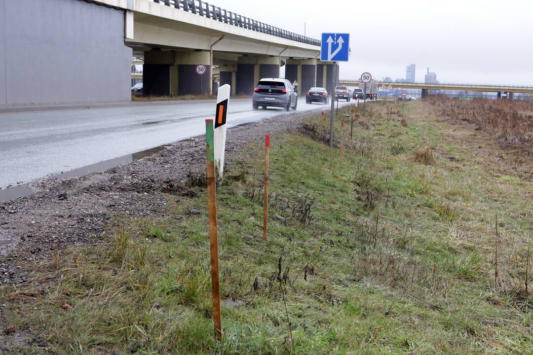 Sužymėjo: klaipėdiečiai vairuotojai stebisi, kam ruošiamasi prie Jakų žiedinės sankryžos – akį traukia pakelėje susmaigstyti kelininkų kuoleliai.