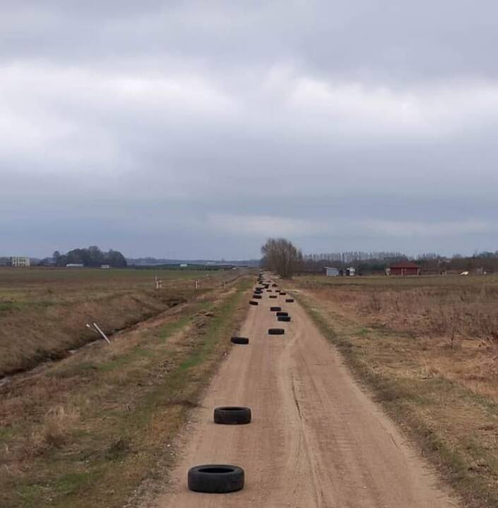 Gėdinga: štai tokį vaizdą išvydę gyventojai liko šokiruoti – kažkas niekšiškai išpylė padangas tiesiai ant kelio.