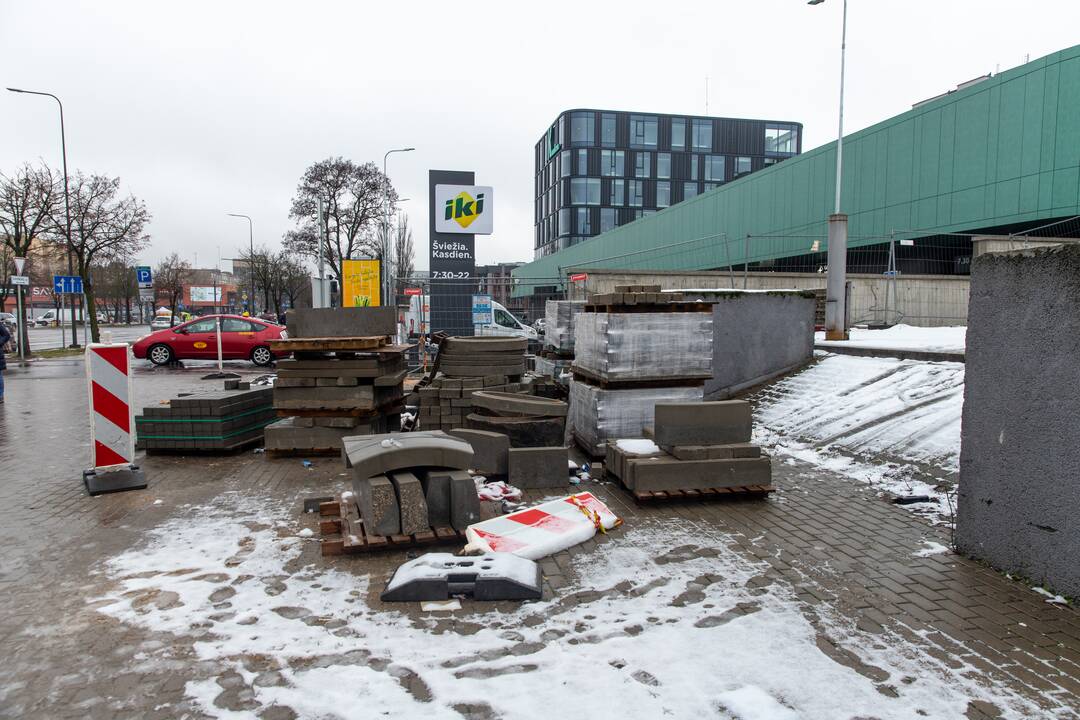 Kontrastas: atidarius naują verslo centrą, prieigose vis dar stūkso apleistas fontanas.