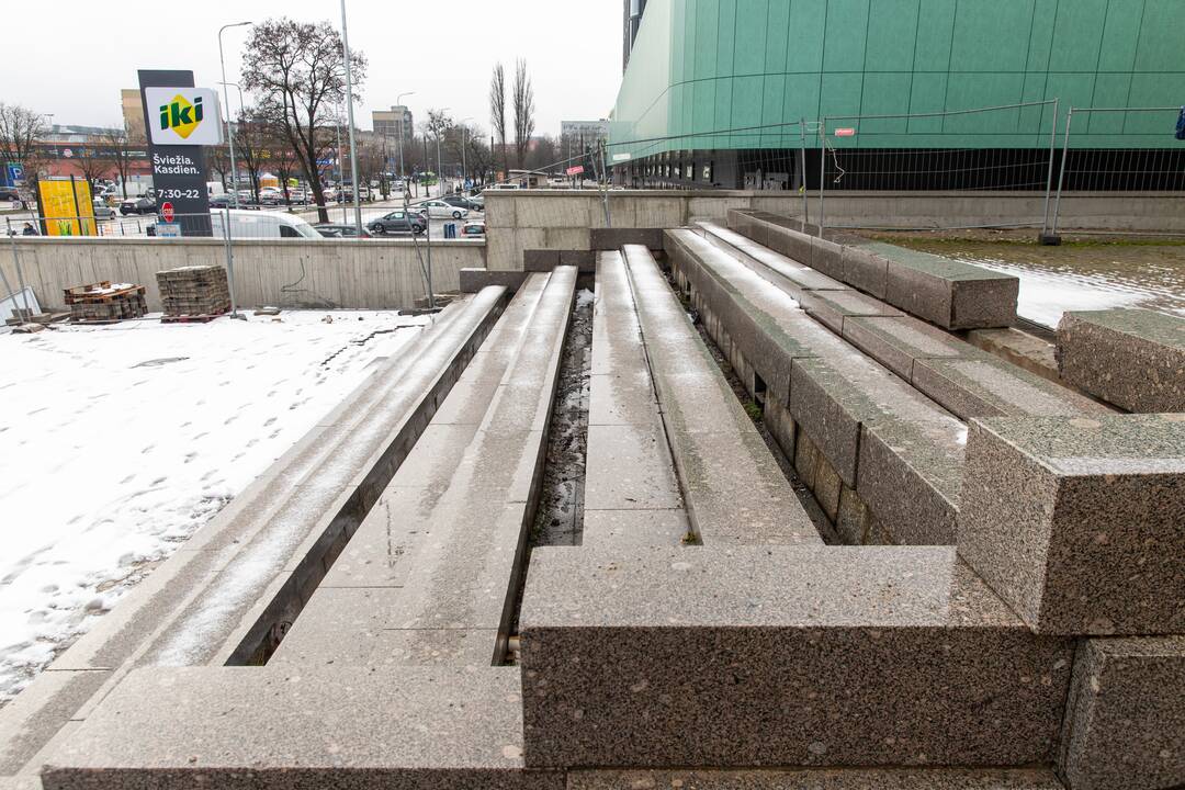 Kontrastas: atidarius naują verslo centrą, prieigose vis dar stūkso apleistas fontanas.