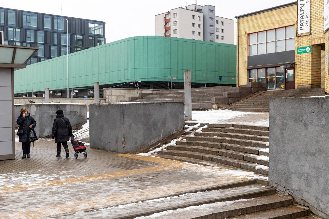 Kontrastas: atidarius naują verslo centrą, prieigose vis dar stūkso apleistas fontanas.