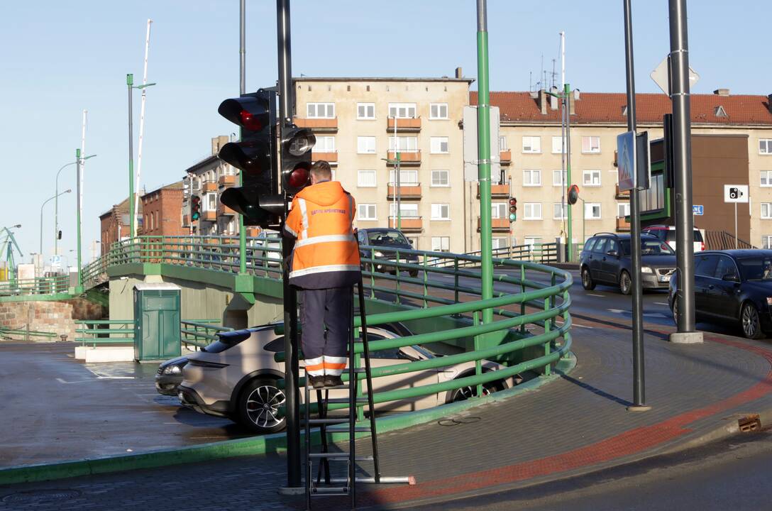 Piktinasi: klaipėdiečiai jau ne pirmą kartą pastebi, kad kai kurių gatvių šviestuvai neveikia, dėl to vaikščioti šaligatviais tamsiu paros metu tampa nesaugu.