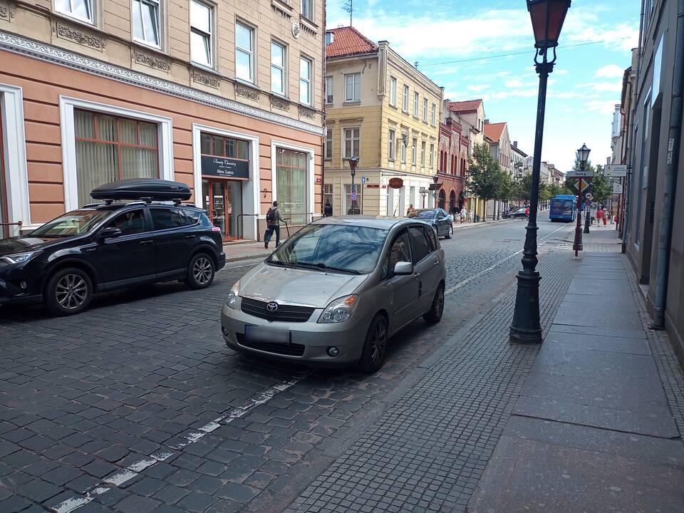 Pastatė: taip automobilius paliekantys piliečiai turėtų sulaukti policijos dėmesio – vairuotojai neturi teisės blokuoti eismo ir statyti mašinas ant dviračių tako.